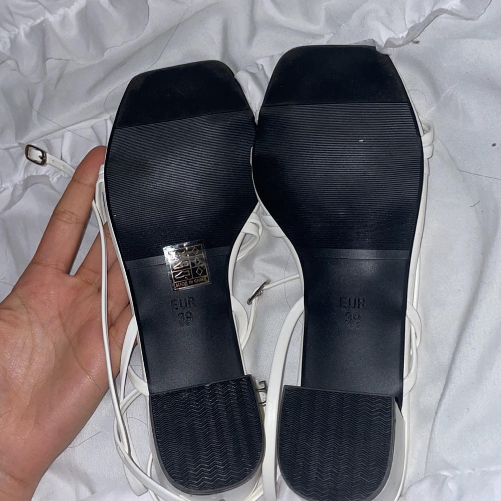 White sandal - Picture 2 of 3